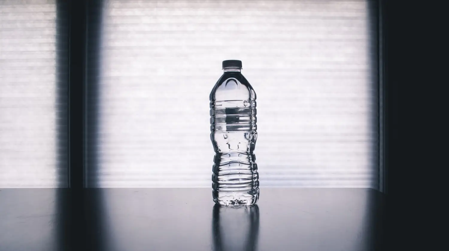 Un verre d’eau potable au point de consommation